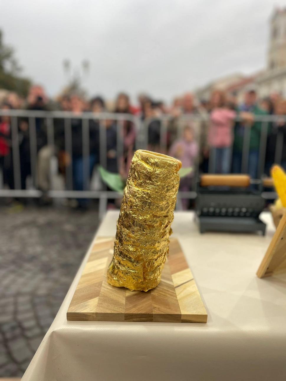 "Am putea crede că există doar în poveşti": Un român a plătit 1.000 de lei pe un kurtos învelit în aur 862596