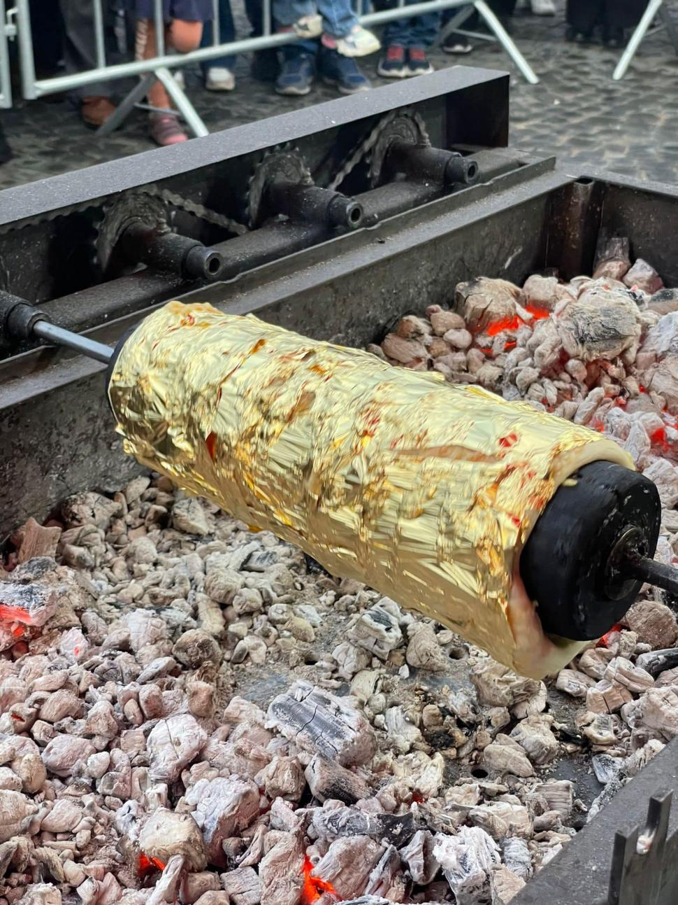 "Am putea crede că există doar în poveşti": Un român a plătit 1.000 de lei pe un kurtos învelit în aur 862597