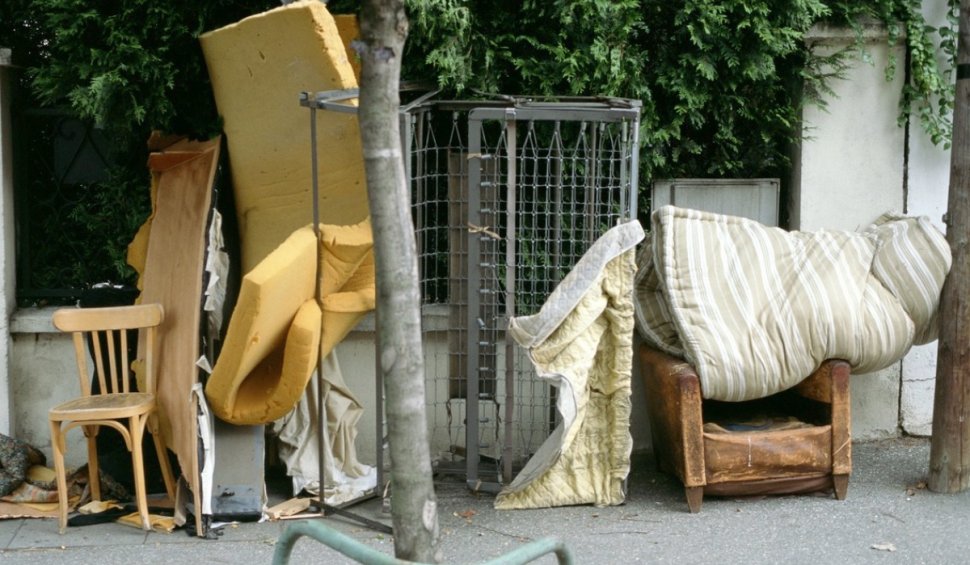 Românii care aruncă mobilă în fața blocului riscă amenzi usturătoare și chiar pedepse cu închisoarea! Reguli pentru a scăpa de obiectele vechi din casă