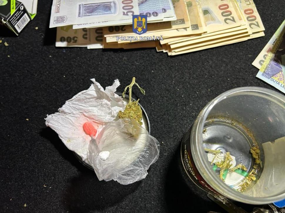 Sac cu substanțe interzise, aruncat pe geam dintr-o mașină oprită de polițiști, în Galați 862528