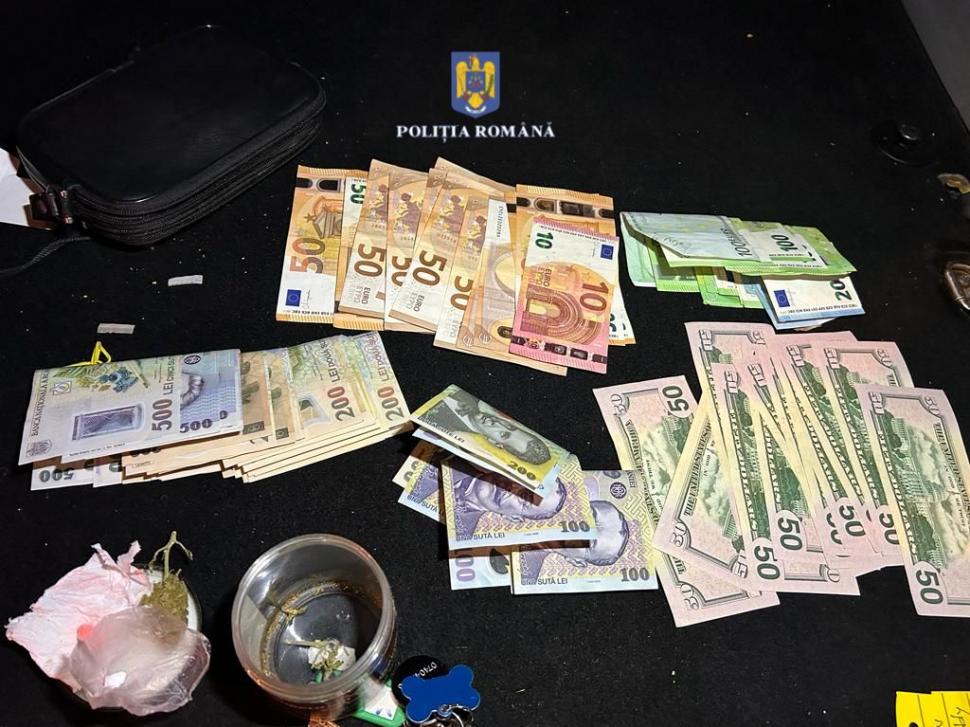 Sac cu substanțe interzise, aruncat pe geam dintr-o mașină oprită de polițiști, în Galați 862529