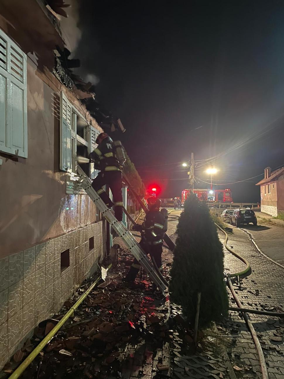 Un bărbat a murit, dupa ce casa în care locuia a luat foc, în Boiţa. Traficul se desfăşoară alternativ pe Valea Oltului 862815