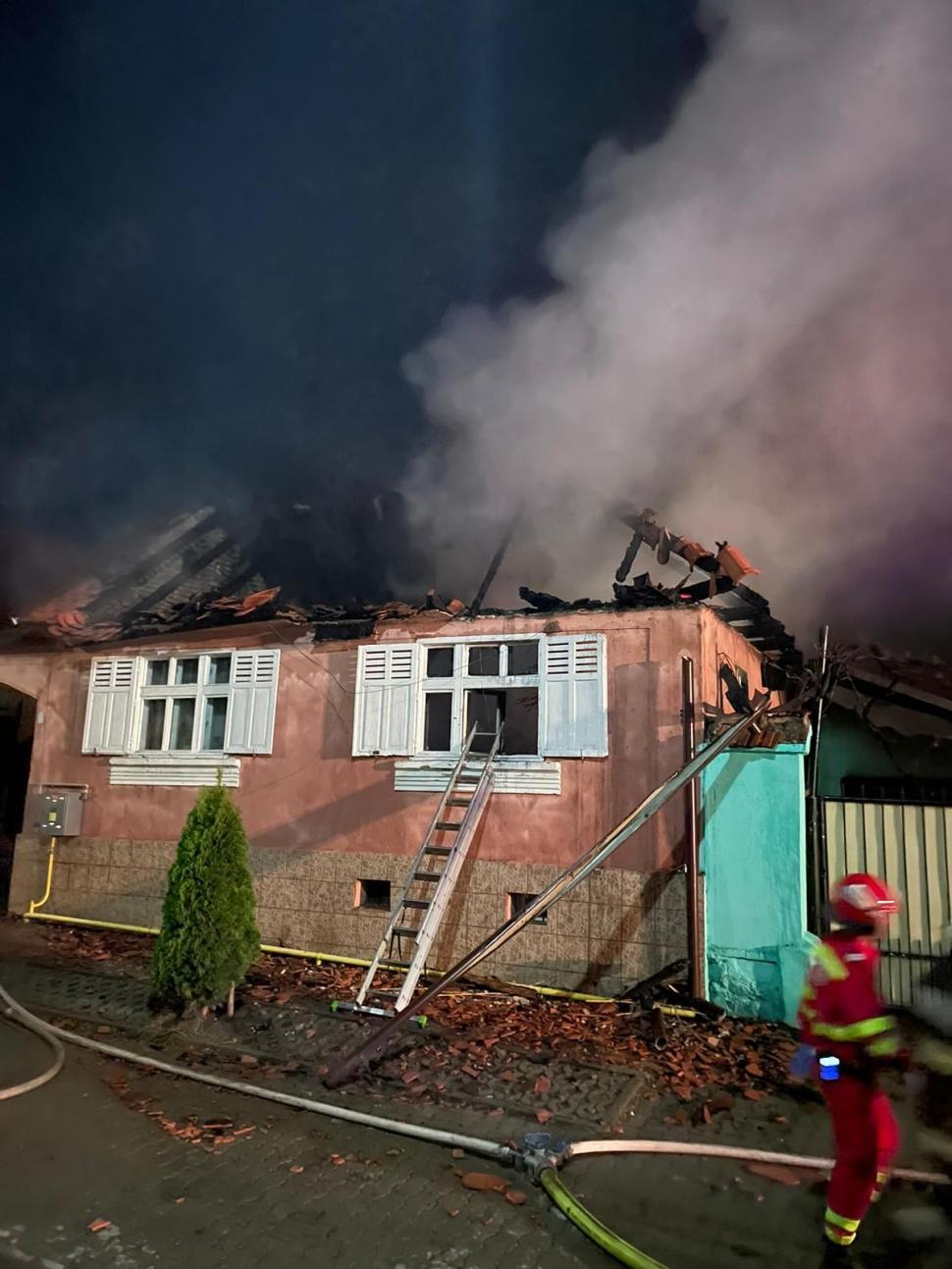 Un bărbat a murit, dupa ce casa în care locuia a luat foc, în Boiţa. Traficul se desfăşoară alternativ pe Valea Oltului 862816