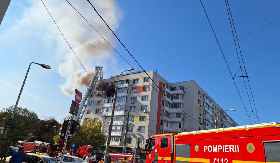 Explozie urmată de incendiu într-un apartament de pe Calea Griviței, în București. Sunt degajări mari de fum