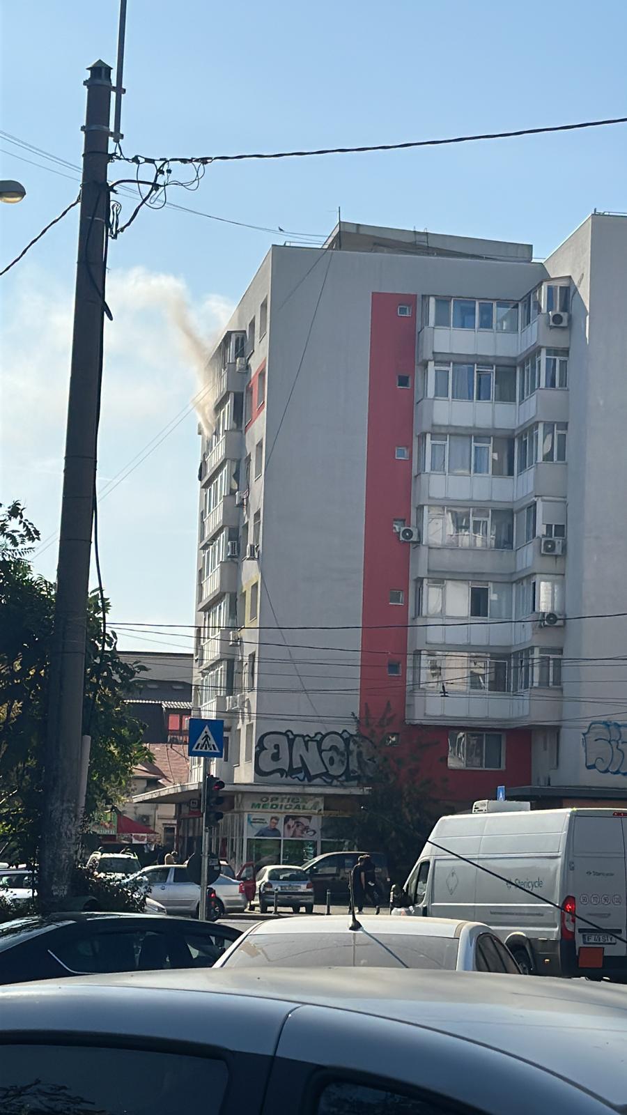 Explozie urmată de incendiu într-un apartament de pe Calea Griviței, în București. Sunt degajări mari de fum 862957