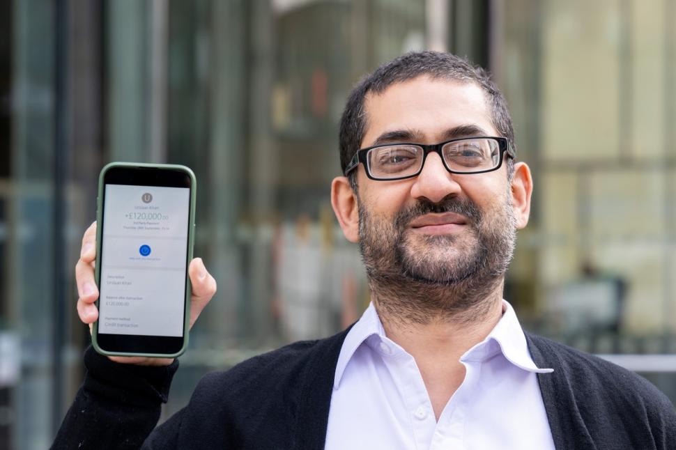 Un bărbat cu 1 euro în cont s-a trezit, peste noapte, cu 140.000! Banca i-a spus să păstreze banii, iar a doua zi a primit încă o veste 863097