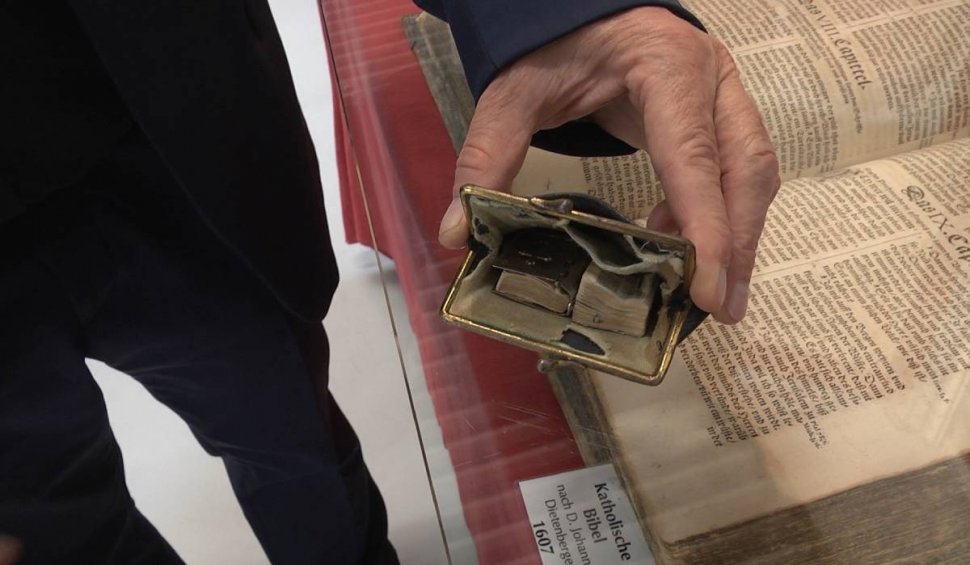 Cea mai mică Biblie din lume, prezentă la Sibiu. Peste 100 de exemplare rare ale Cărții Sfintei, într-o expoziţie eveniment