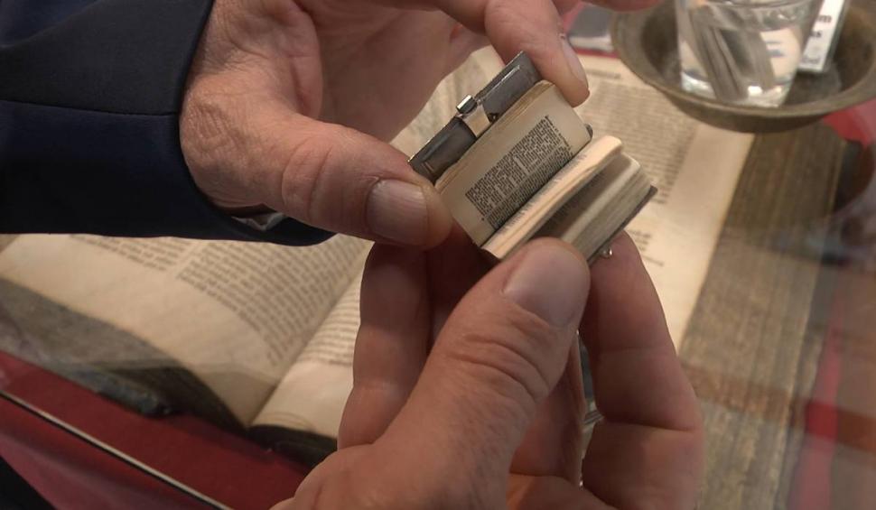 Cea mai mică Biblie din lume, prezentă la Sibiu. Peste 100 de exemplare rare ale Cărții Sfintei, într-o expoziţie eveniment 863125