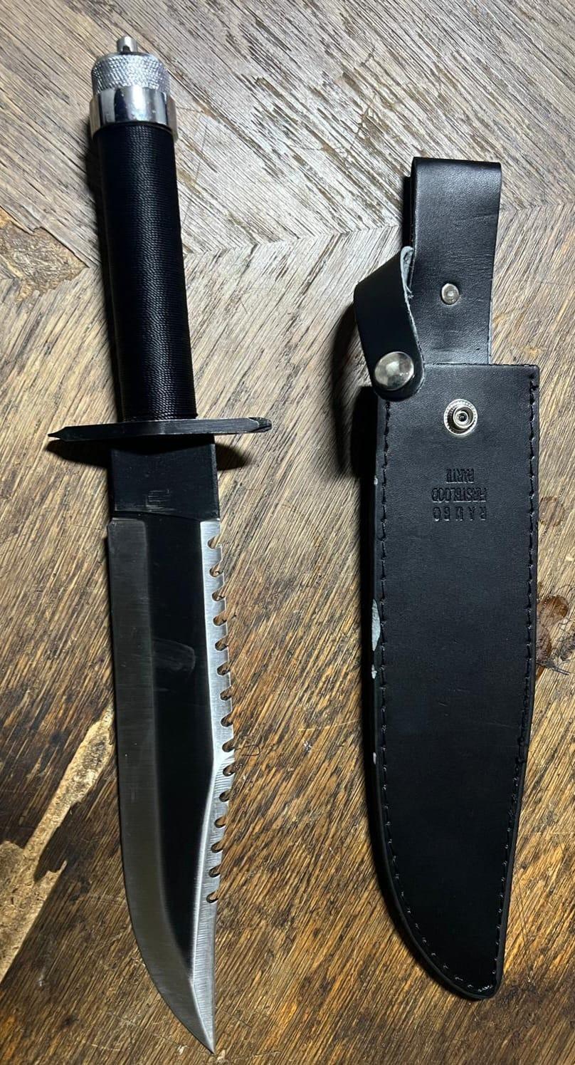 Doi copii de 15 și 17 ani, au ieșit la joacă în parc cu o baionetă și o sabie de jumătate de metru, în Brăila 863204