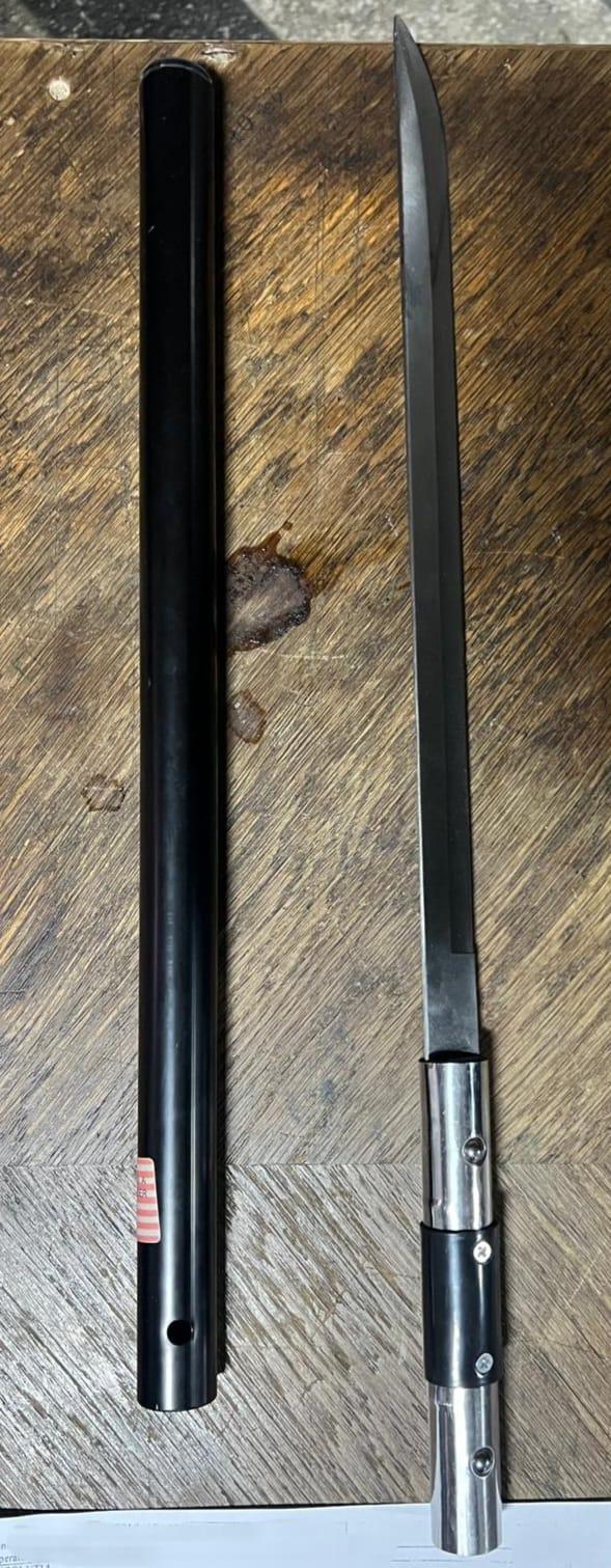 Doi copii de 15 și 17 ani, au ieșit la joacă în parc cu o baionetă și o sabie de jumătate de metru, în Brăila 863205