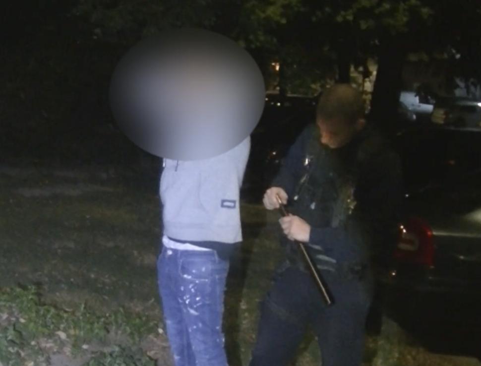 Doi copii de 15 și 17 ani, au ieșit la joacă în parc cu o baionetă și o sabie de jumătate de metru, în Brăila 863206