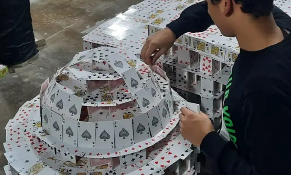 Record mondial realizat de un băiat de 15 ani | A creat cea mai mare construcție din cărți de joc din lume, în India