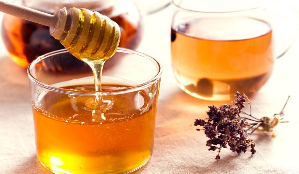 Beneficiile pentru sănătate ale consumului de miere înainte de culcare. Protejează creierul și ajută la pierderea în greutate