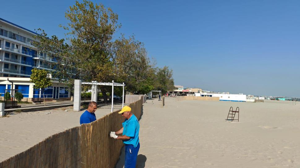Autorităţile pregătesc plajele pentru sezonul rece! În Mamaia, Constanţa, Costineşti şi Eforie a început montarea panourilor de stuf 863384
