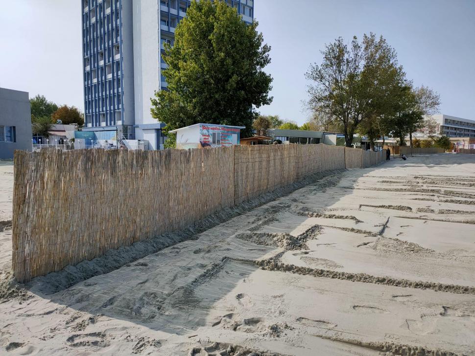 Autorităţile pregătesc plajele pentru sezonul rece! În Mamaia, Constanţa, Costineşti şi Eforie a început montarea panourilor de stuf 863385