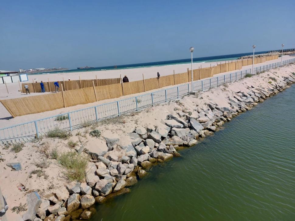 Autorităţile pregătesc plajele pentru sezonul rece! În Mamaia, Constanţa, Costineşti şi Eforie a început montarea panourilor de stuf 863386