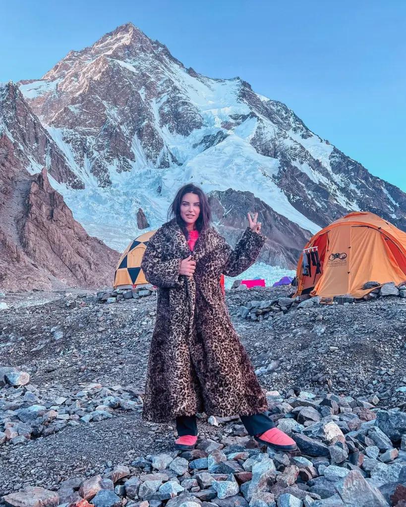 "Am văzut avalanşa. Eram atât de şocată!". Două alpiniste au murit în timp ce se întreceau să stabilească un nou record. Mai aveau doar câţiva metri până la vârf 863504