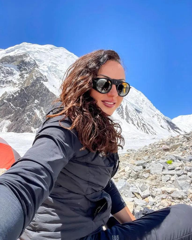 "Am văzut avalanşa. Eram atât de şocată!". Două alpiniste au murit în timp ce se întreceau să stabilească un nou record. Mai aveau doar câţiva metri până la vârf 863506