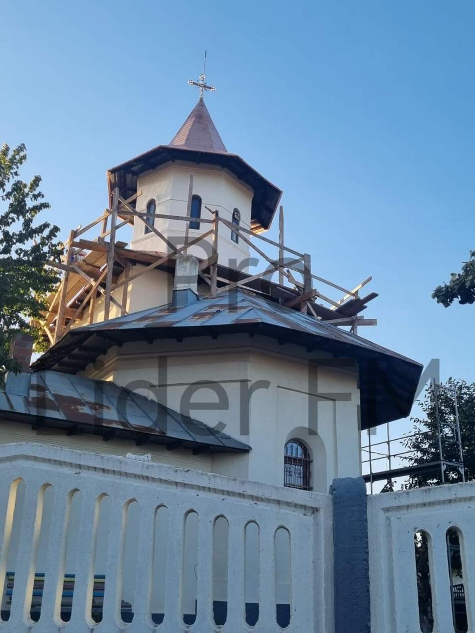 Hoţi fără frică de Dumnezeu: Au furat tabla din cupru de la o biserică aflată în reparaţii, într-o comună din judeţul Galaţi 863460