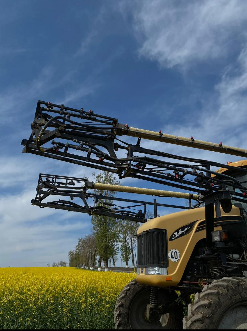 "Nu mă vad făcând altceva" | Ea este Andreea, o studentă din Botoşani, care a renunţat la munca de birou pentru a conduce utilajele grele din ferma familiei 863641