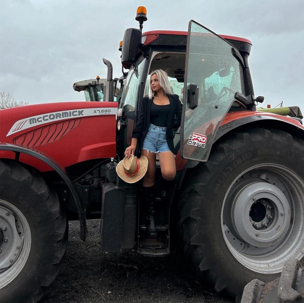 "Nu mă vad făcând altceva" | Ea este Andreea, o studentă din Botoşani, care a renunţat la munca de birou pentru a conduce utilajele grele din ferma familiei 863642
