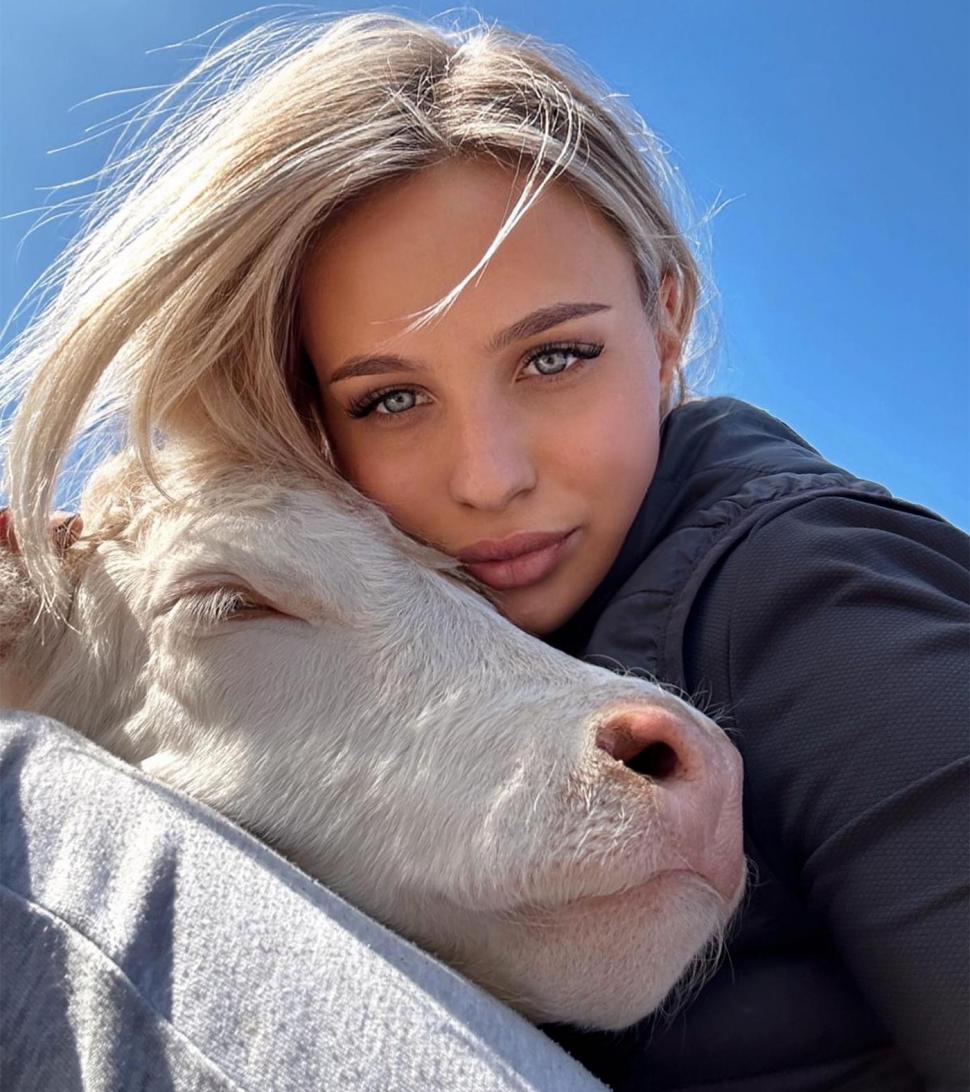 "Nu mă vad făcând altceva" | Ea este Andreea, o studentă din Botoşani, care a renunţat la munca de birou pentru a conduce utilajele grele din ferma familiei 863643