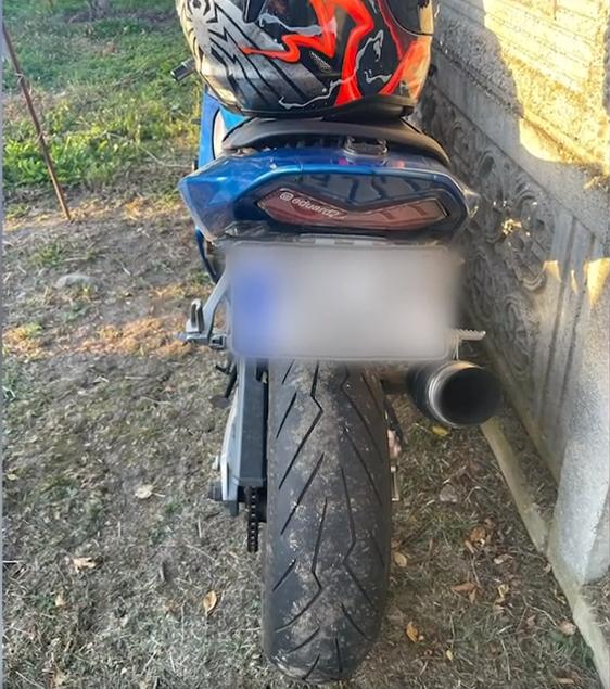 Motociclist teribilist, oprit cu focuri de armă de poliţişti. A rămas fără permis şi a primit o amendă usturătoare 863444