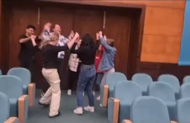 Muzică lăutărească live, în amfiteatrul Universităţii de Vest din Timişoara. Imaginile au devenit virale 863451