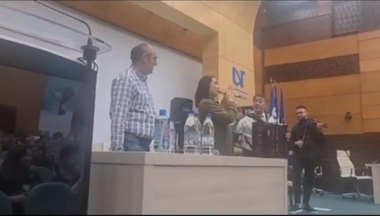 Muzică lăutărească live, în amfiteatrul Universităţii de Vest din Timişoara. Imaginile au devenit virale 863452