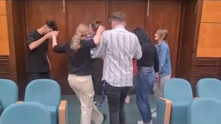 Muzică lăutărească live, în amfiteatrul Universităţii de Vest din Timişoara. Imaginile au devenit virale 863454