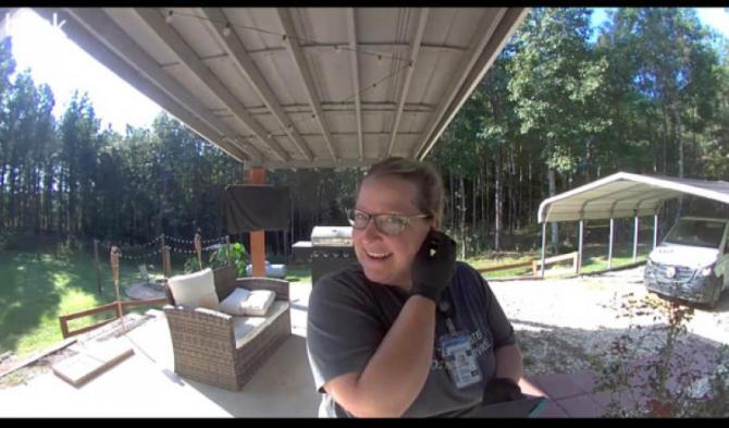 "Vreau să-i mulțumesc din suflet". O poștăriță a salvat un câine de la moarte, după ce a lăsat un mesaj pe camera de supraveghere 863489