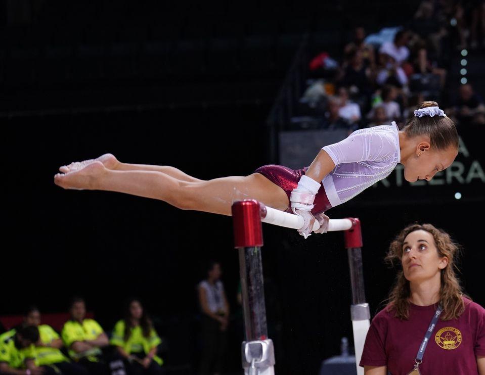 "Vreau să fiu ca Nadia Comăneci" | Ea este Alessandra, o fetiţă de origine română, campioana Spaniei la gimnastică artistică 863633