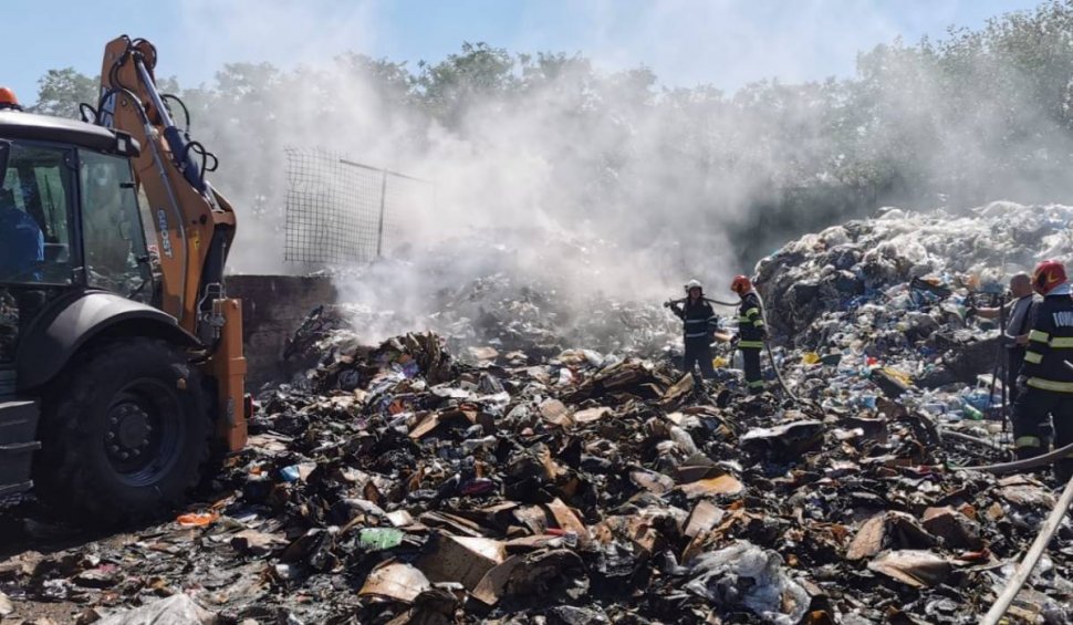 Incendiu uriaş la o groapă de gunoi din Dâmbovița