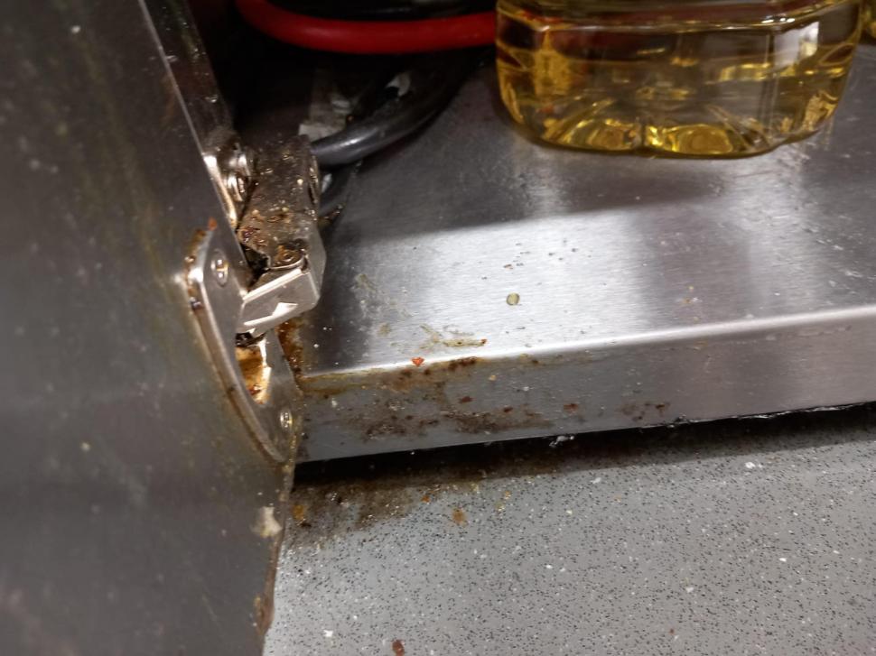 Zeci de magazine, dintr-un lanţ cunoscut de hipermarketuri, închise şi amendate de ANPC, într-o singură zi. Neregulile găsite de inspectori 863756