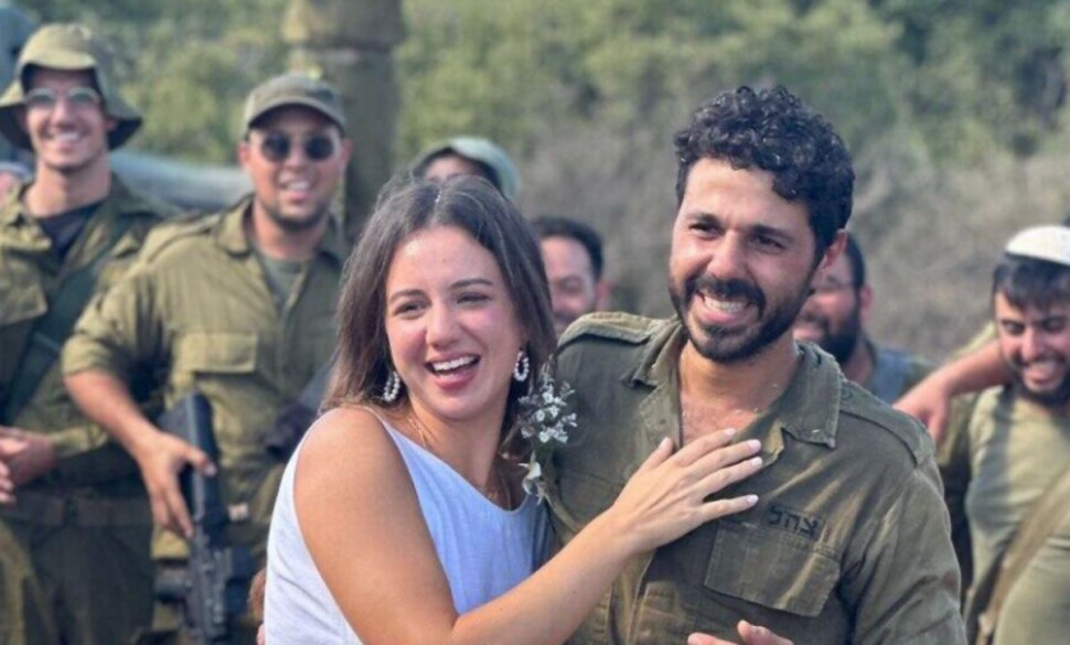 Doi israelieni, mobilizați la granița cu Fâșia Gaza, s-au căsătorit pe front. "Viața pur și simplu triumfă", spune mireasa