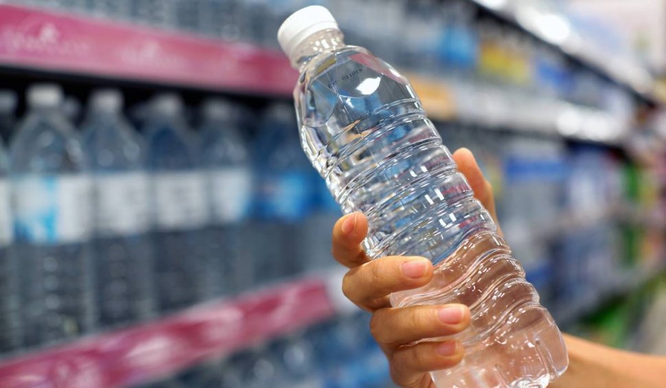 De ce nu e bine să bei apă din sticle de plastic. Pericolul la care te expui zilnic