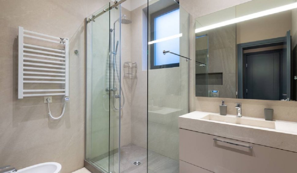 Cabină de duș modernă sau cada clasică – tu ce alegi pentru baia ta