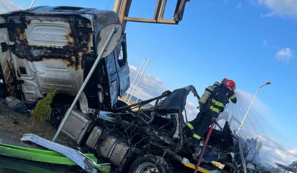 Pericol de explozie la o benzinărie din Timiș: Un autotren a intrat în panoul care afișa prețurile la pompă 864015