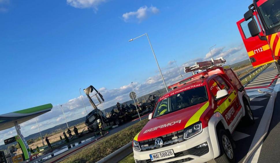 Pericol de explozie la o benzinărie din Timiș: Un autotren a intrat în panoul care afișa prețurile la pompă 864016