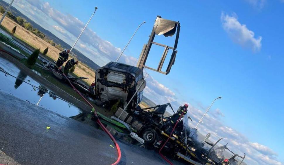 Pericol de explozie la o benzinărie din Timiș: Un autotren a intrat în panoul care afișa prețurile la pompă 864017