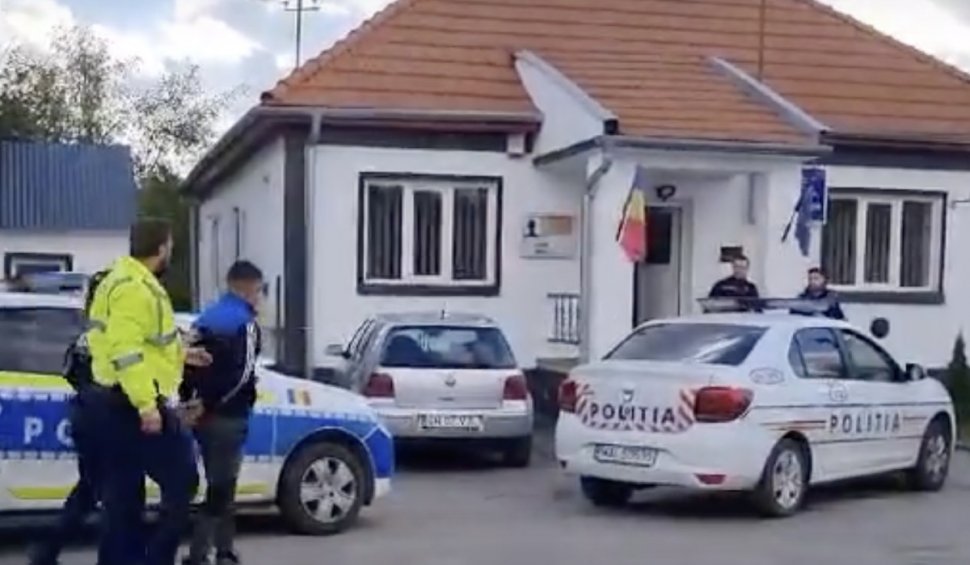Polițiști din Satu Mare, bătuți de vecinii unui bărbat pe care l-au amendat. Zece persoane au fost reținute