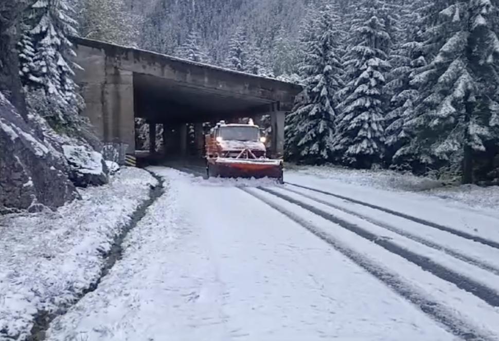 Prima zăpadă pe Transfăgărăşan! Un strat de trei centimetri s-a aşternut pe şosea  863880
