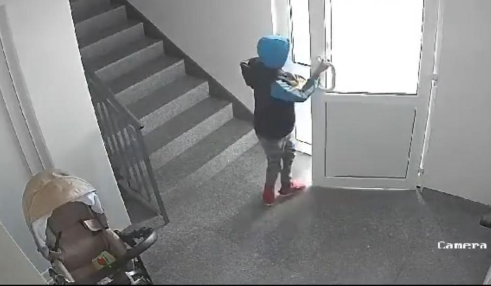 Copil filmat când dă foc unui căruţ şi provoacă un incendiu uriaş într-un bloc din Tecuci 864096