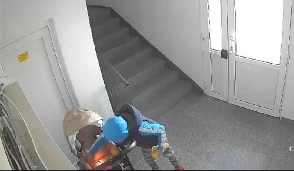 Copil filmat când dă foc unui căruţ şi provoacă un incendiu uriaş într-un bloc din Tecuci 864097