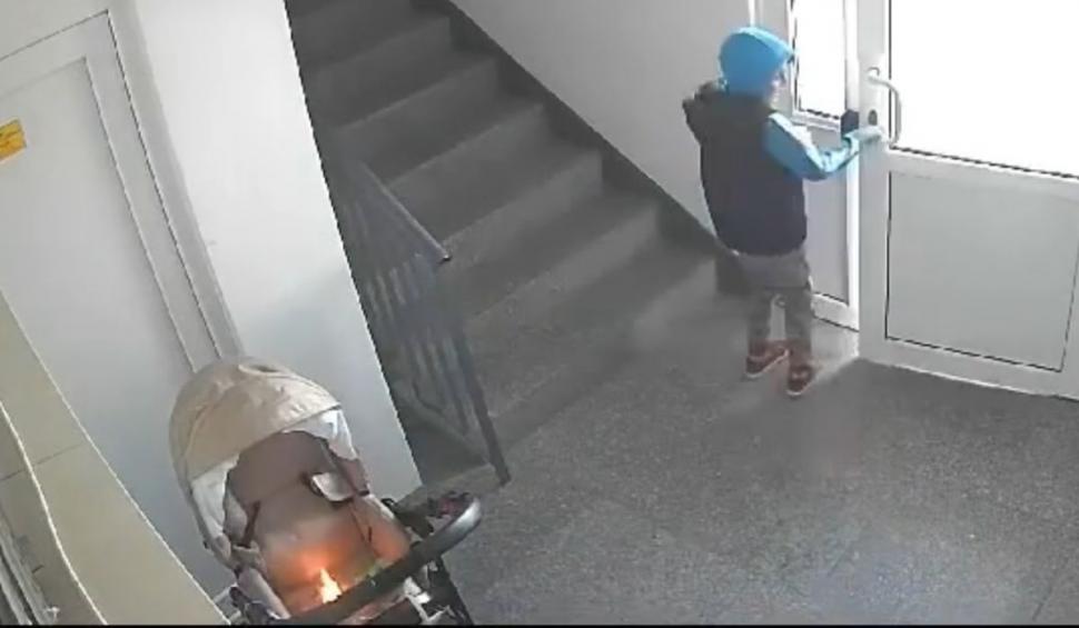 Copil filmat când dă foc unui căruţ şi provoacă un incendiu uriaş într-un bloc din Tecuci 864098
