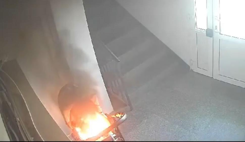 Copil filmat când dă foc unui căruţ şi provoacă un incendiu uriaş într-un bloc din Tecuci 864099