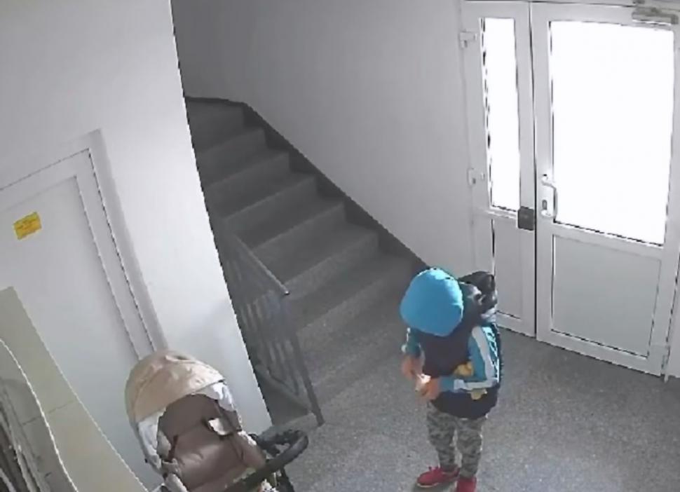 Un băiat de doar 9 ani a provocat intenţionat un incendiu într-un bloc din Tecuci. Zeci de oameni au fost evacuaţi 864205