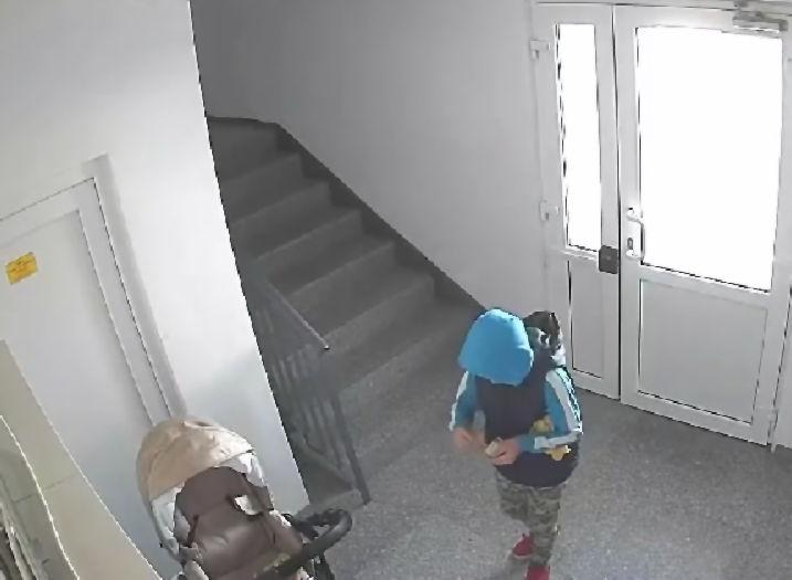 Un băiat de doar 9 ani a provocat intenţionat un incendiu într-un bloc din Tecuci. Zeci de oameni au fost evacuaţi 864208