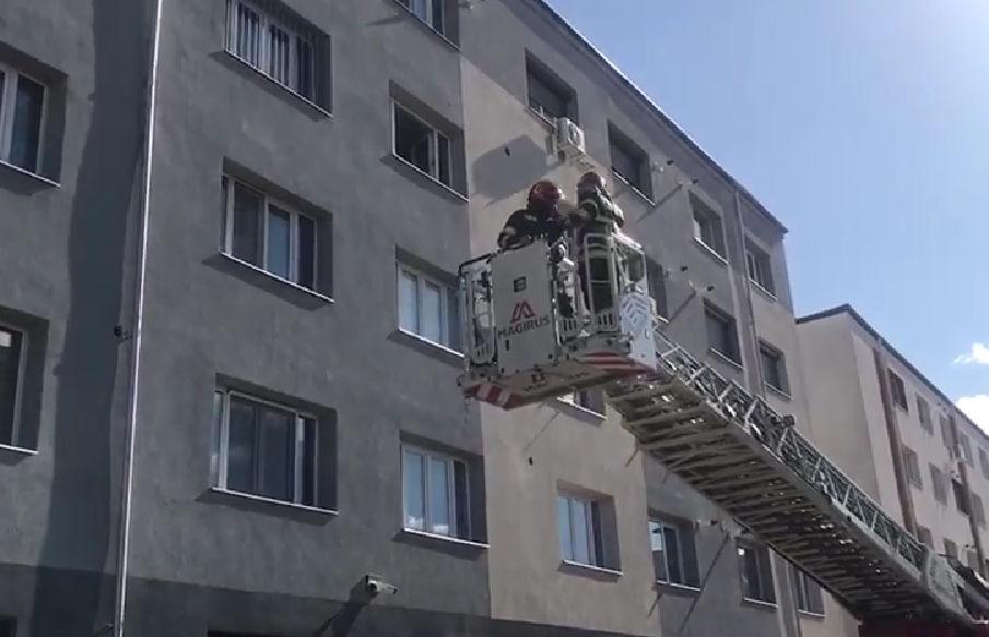 Un băiat de doar 9 ani a provocat intenţionat un incendiu într-un bloc din Tecuci. Zeci de oameni au fost evacuaţi 864209