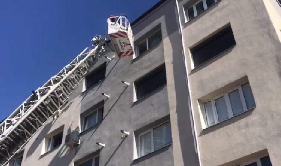 Un băiat de doar 9 ani a provocat intenţionat un incendiu într-un bloc din Tecuci. Zeci de oameni au fost evacuaţi 864210